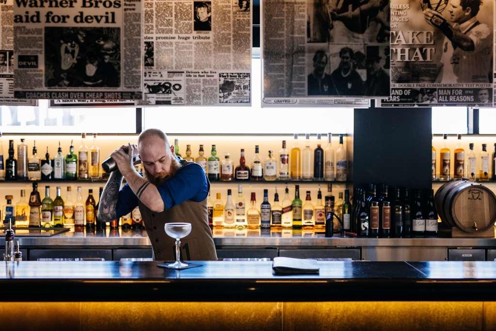 Macq 01 Hotel Hobart Restaurante foto A bartender at work